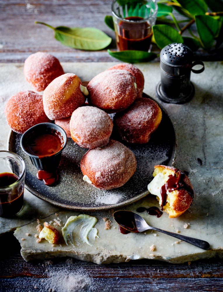 Bomboloni-with-ricotta-almond-filling-and-chocolate-sauce
