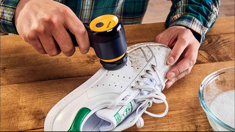 Cleaning a shoe with the Philips Sneaker Cleaner Sponge Brush.