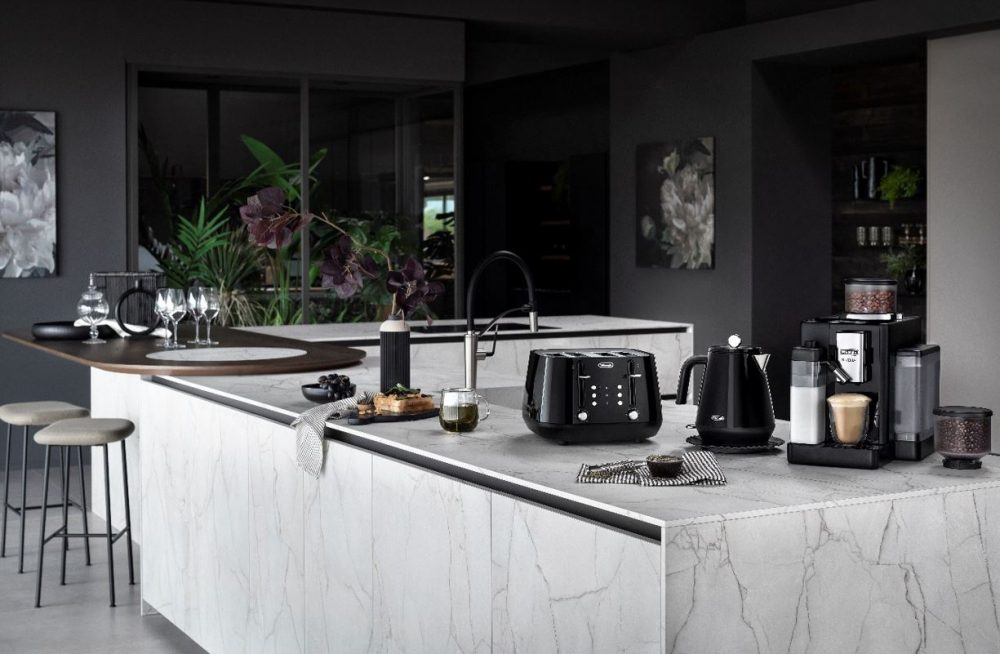 De’Longhi Eclettica Kettle & Toaster on a bench with the De’Longhi Rivelia Automatic Coffee Machine.