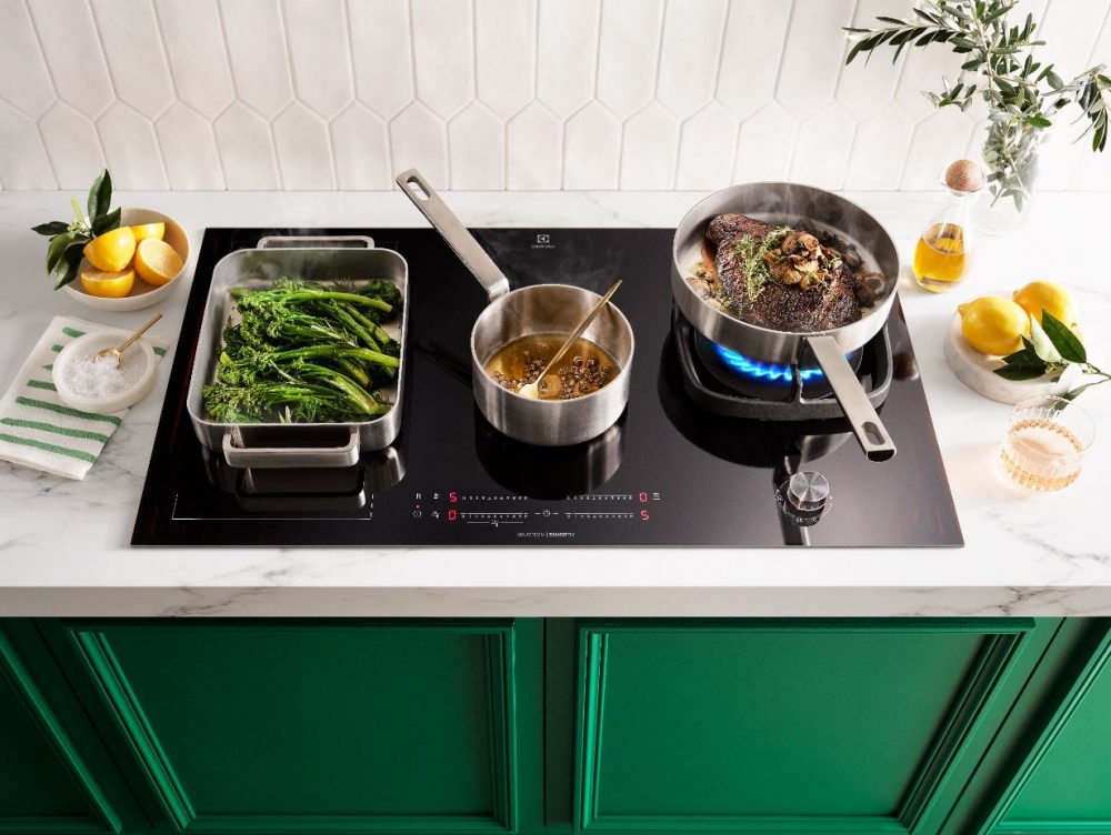 Food cooking on the Electrolux 900mm UltimateTaste 4 Zone Hybrid Induction Gas Cooktop.