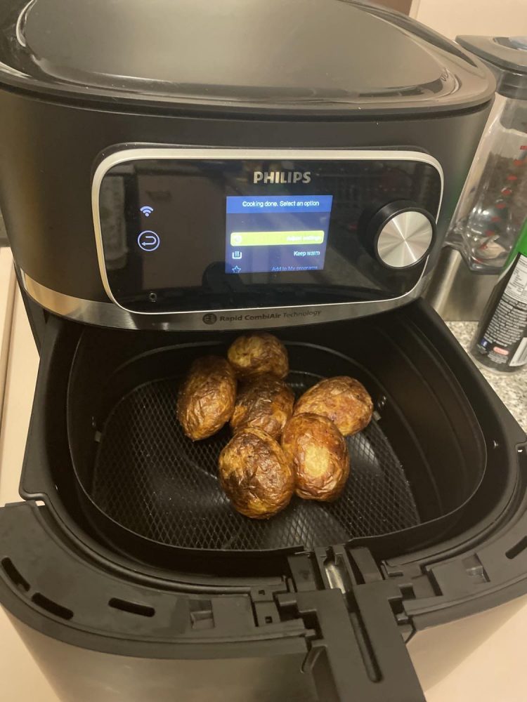Potatoes inside the Philips 7000 XXXL Airfryer.