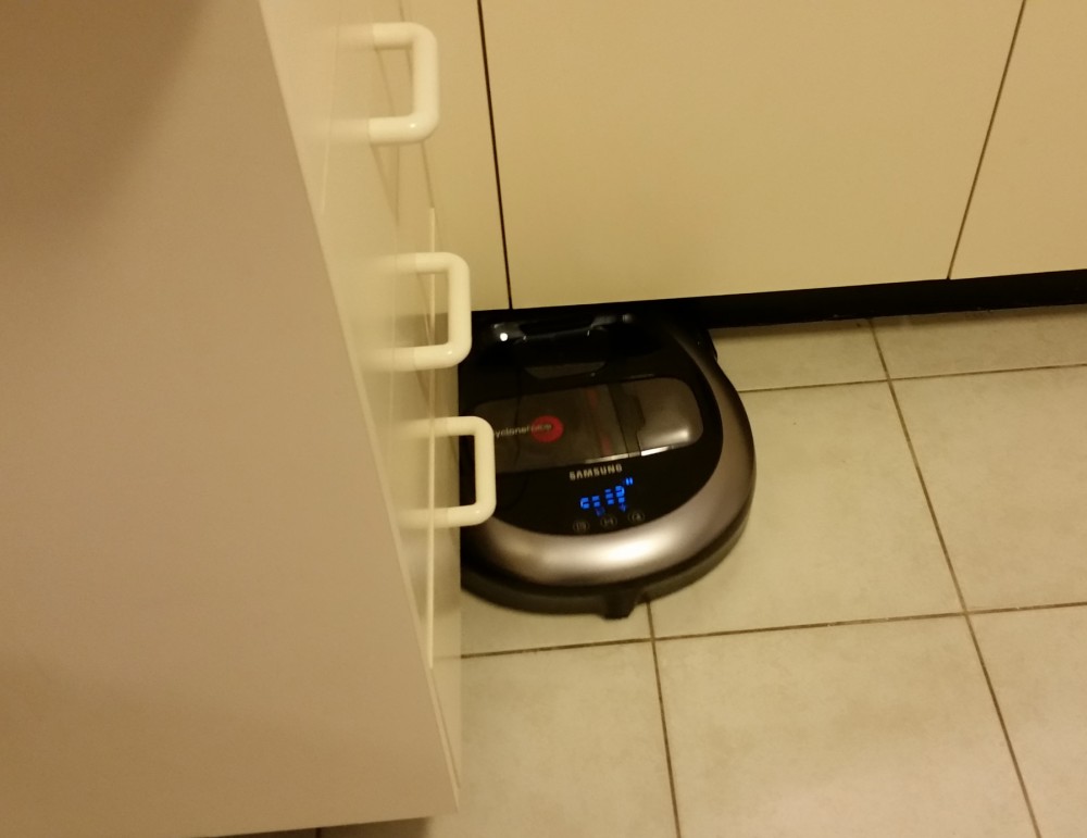SamsungPowerBot-Plus-cleans-kitchen-tiles