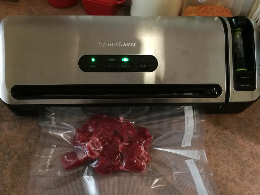 Sealing-steak-with-Sunbeam-FoodSaver