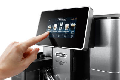 A person selecting their preferred beverage on the De'Longhi PrimaDonna Soul's touchscreen.