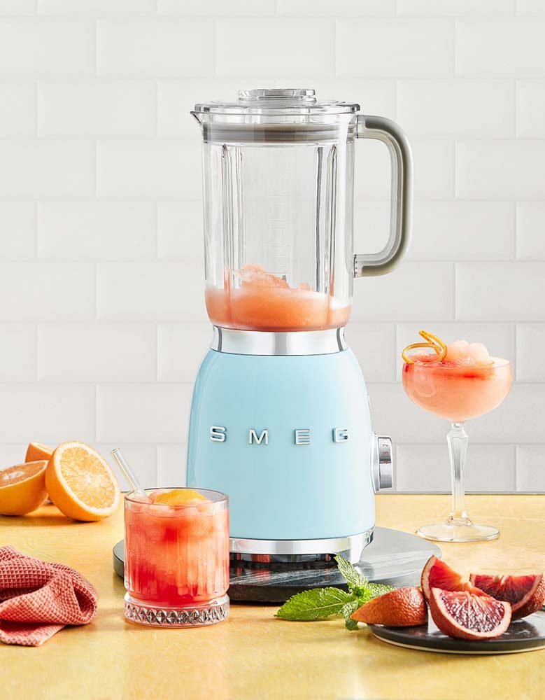 Creating a frozen negroni in a Smeg Retro Blender.