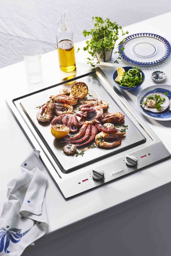 Using the Miele 38cm Cooktop Teppanyaki Grill to prepare our Summertime Seafood Platter with Oregano and Garlic Dressing.